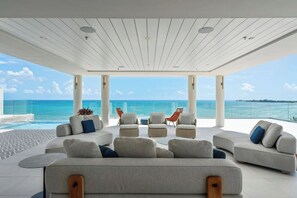 Utendørsbasseng og et oppvarmet basseng