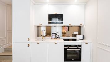 Frigorífico, microondas, horno y lavavajillas