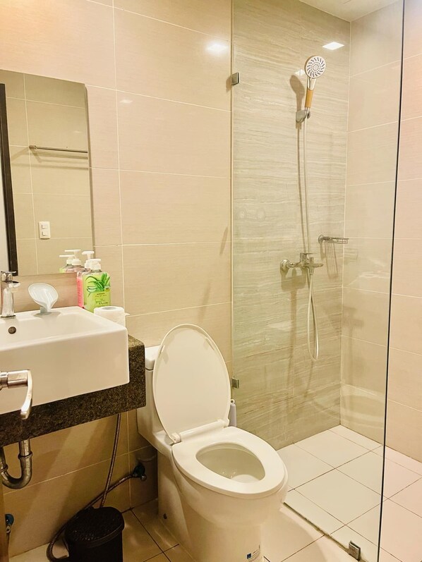 Regadera, bidet, toallas, jabón 