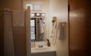 Shower, free toiletries, hair dryer, towels - Ala Cozy Motel (Coulee City)