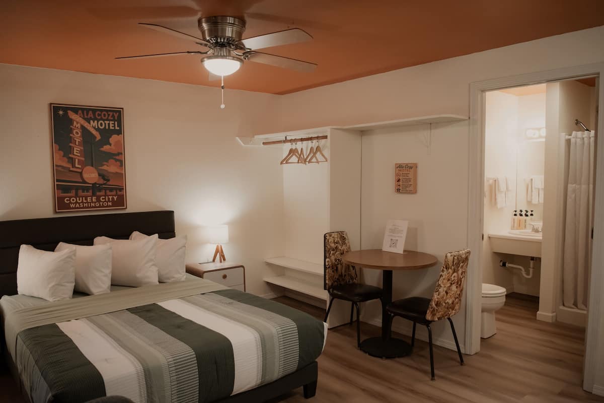 Basic Single Room, 1 Queen Bed | Free WiFi