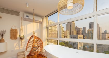 Ancestral SampaSky: bathtub and view on the 19th