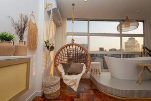 Interior - Ancestral SampaSky: bathtub and view on the 19th (São Paulo)
