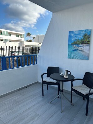 Outdoor dining - Beach II The accommodation is close to the beach, stores, pharmacy, and supermarket.... (Puerto del Carmen)