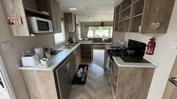 Apartment | Private kitchen | Fridge, microwave, oven, stovetop