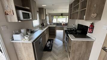 Departamento | Cocina privada | Refrigerador, microondas, horno y parrilla de estufa