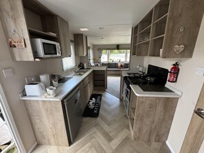 Apartamento | Cocina privada | Frigorífico, microondas, horno y placa de cocina