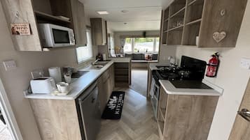 Appartement | Privékeuken | Een koelkast, een magnetron, een oven, een kookplaat