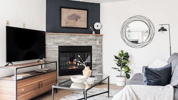 Smart TV, chimenea y oficina