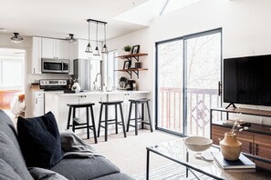 TV connectée, cheminée, espaces bureaux