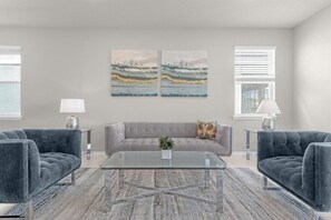 Een televisie en tafelvoetbal