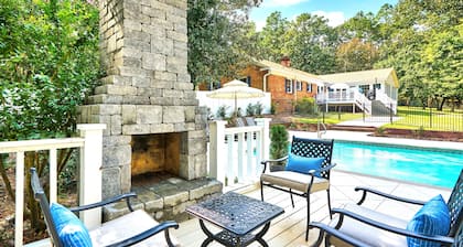 Pool-Sleeps 20-Stylish- 5 mins to downtown Southern Pines- Close to Pinehurst