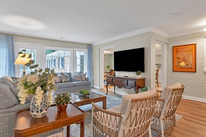 Pool-Sleeps 20-Stylish- 5 mins to downtown Southern Pines- Close to Pinehurst