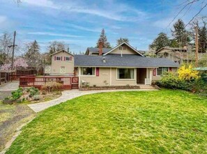 House | 6 bedrooms - Medford Home and 2 Condos With Pool and Hot tub (Medford)