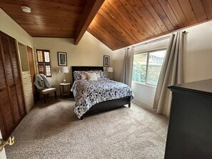 House - Medford Home and 2 Condos With Pool and Hot tub (Medford)