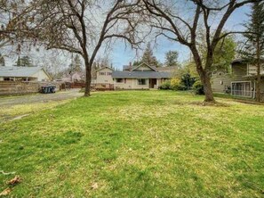 House | 6 bedrooms - Medford Home and 2 Condos With Pool and Hot tub (Medford)