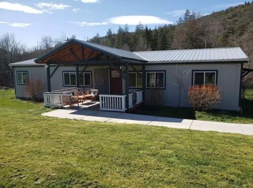 Enchanting Getaway Farmhouse and Tiny House Duo