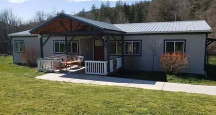 Enchanting Getaway Farmhouse and Tiny House Duo