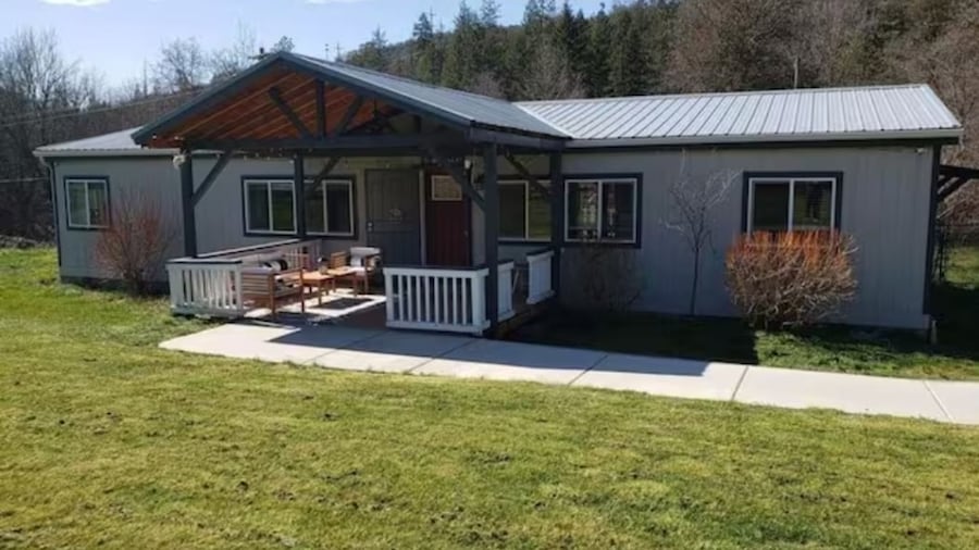 Enchanting Getaway Farmhouse and Tiny House Duo