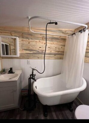 4 bedrooms - Enchanting Getaway Farmhouse and Tiny House Duo (Jacksonville)