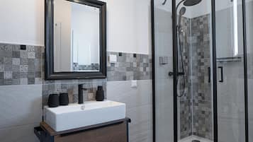 Dusche, Haartrockner, Handtücher, Seife