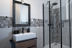 Dusche, Haartrockner, Handtücher, Seife