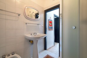 Douche, sèche-cheveux, bidet, serviettes fournies