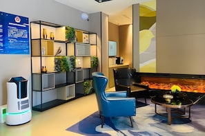 Um interior moderno com lareira, área de estar e prateleira com objetos decorativos.