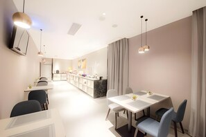 A modern hotel room with a dining area, a kitchen, and a living space. - Homeinn Selected Hotel (Beijing Beixinqiao Nanluoguxiang) (Beijing)