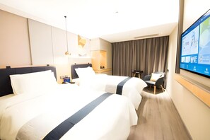 A hotel room with two beds, a desk, a chair, a TV, and a curtain. - Homeinn Selected Hotel (Beijing Beixinqiao Nanluoguxiang) (Beijing)