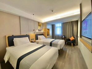 A hotel room with two beds, a desk, a chair, a TV, and a window with curtains. - Homeinn Selected Hotel (Beijing Beixinqiao Nanluoguxiang) (Beijing)
