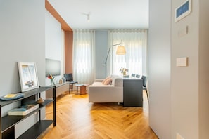 TV - Crocetta Living, New And Modern Studio By Halldis (Milan)