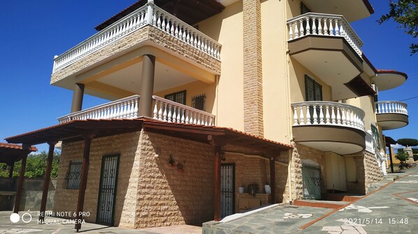 Exterior - The Villa with the Aromatic Herbs (Thermaikos)