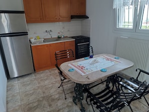 Fridge, oven, electric kettle, cookware/dishes/utensils - The Villa with the Aromatic Herbs (Thermaikos)