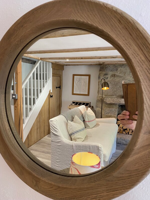 Interior - The Old Gallery - Charming Coastal Escape For Two (Mousehole)