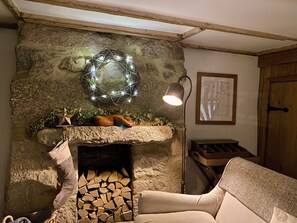 Interior - The Old Gallery - Charming Coastal Escape For Two (Mousehole)