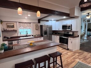 Fridge, microwave, oven, stovetop - Charming 3-bedroom Craftsman house in delightful Willow Springs, MO (Willow Springs)