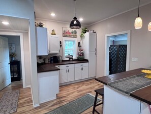 Frigorífico, microondas, horno y placa de cocina