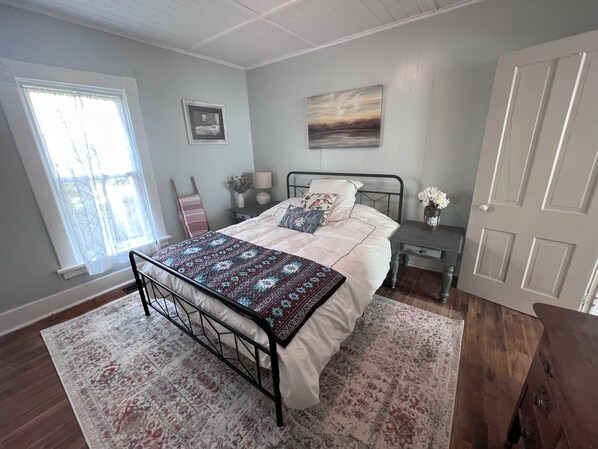 3 bedrooms, desk, iron/ironing board, free WiFi