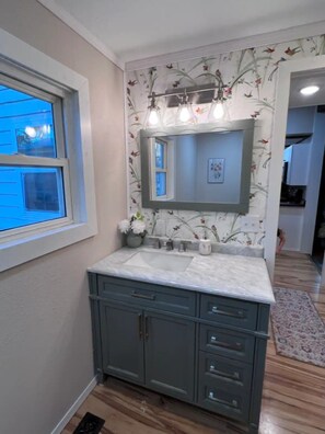 Shower, hair dryer, towels, soap - Charming 3-bedroom Craftsman house in delightful Willow Springs, MO (Willow Springs)