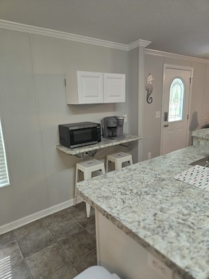 Micro-ondes, four, plaque de cuisson, lave-vaisselle