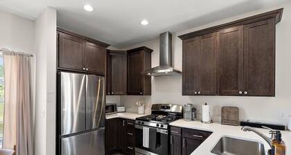 Wow! Stunning 2-bedroom home in Ann Arbor, 9 minute drive to campus & stadium!