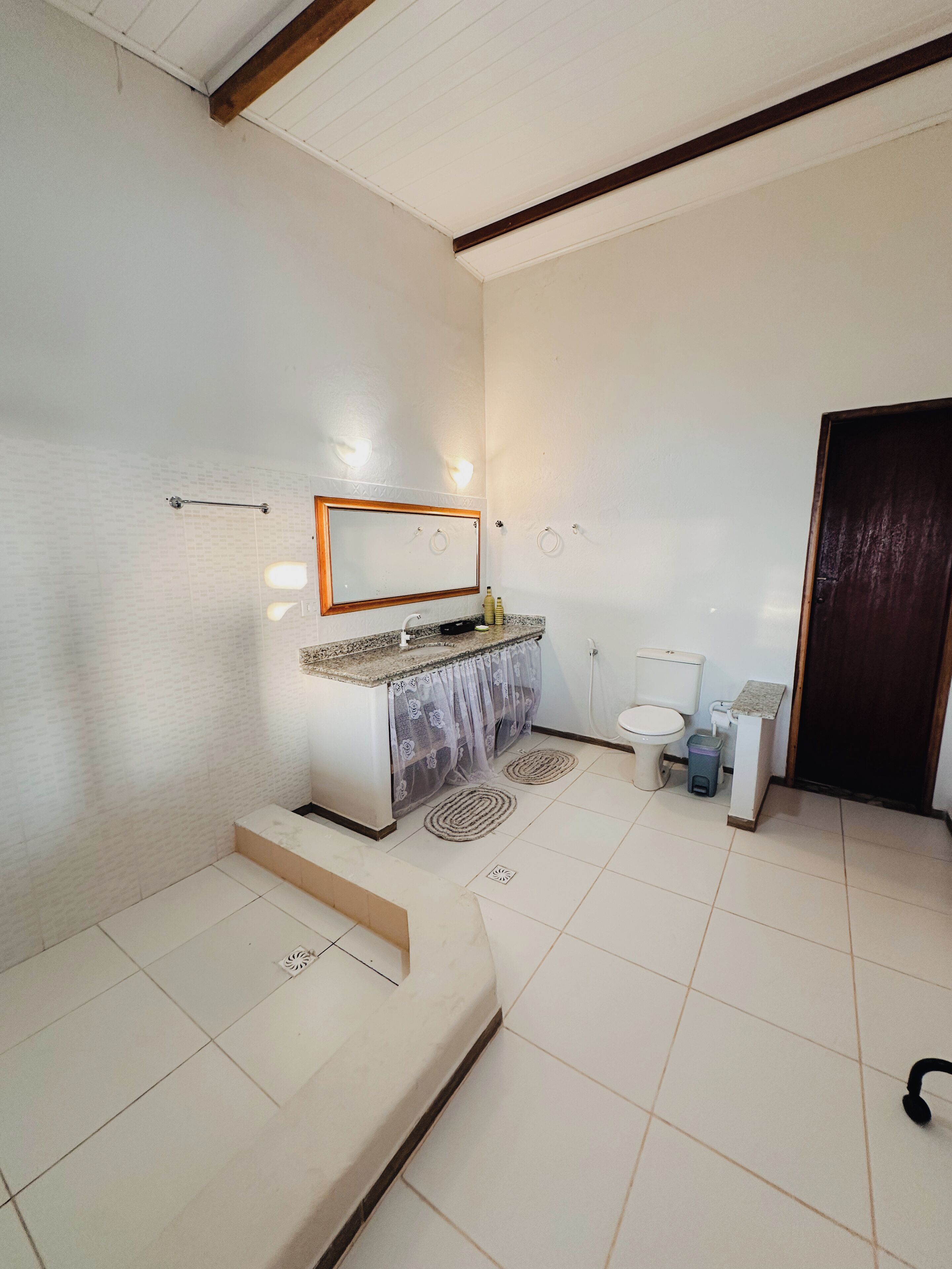 Une salle de bain moderne équipée d’un meuble-lavabo, de toilettes et d’un bidet.
