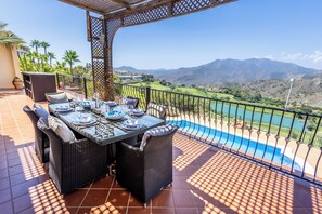 Villa | Outdoor dining - Stunning Golf Villa With Pool and Stunning Views (Alhaurin el Grande)