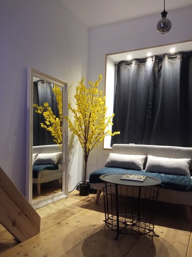 Charmant studio, au coeur d' une rue commerçante, à 2 pas de NAVAL GROUP
