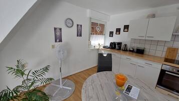 Kühlschrank, Ofen, Herdplatte, Wasserkocher mit Kaffee-/Teezubehör