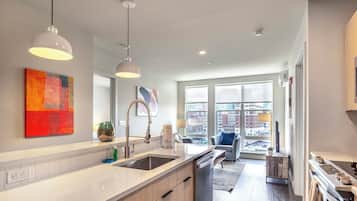 Apartment, 2 Bedrooms, Kitchen | Private kitchen | Full-size fridge, microwave, oven, stovetop