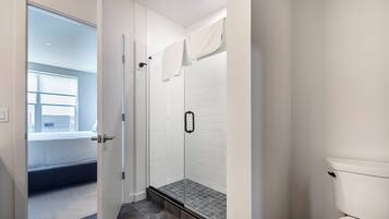 Apartment, 2 Bedrooms, Kitchen | Bathroom | Free toiletries, toilet paper