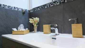 Dusche, Haartrockner, Bidet, Handtücher