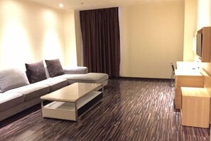 Un salon moderne avec un canapé, une table basse et un meuble pour la télévision.